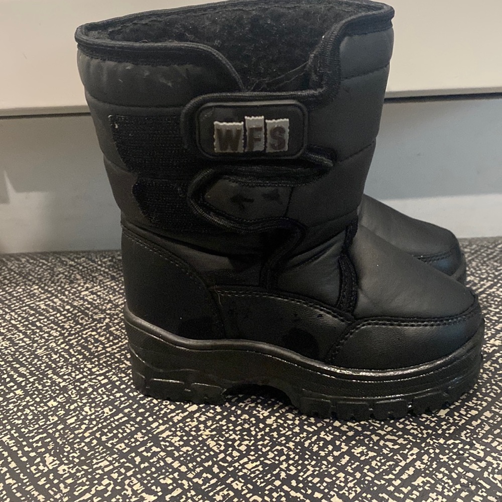 Size 8 snow boots for boys or girls black only worn ones. Excellent condition